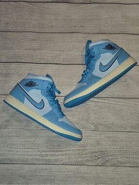 Air Jordan Women's 1 Mid SE Sneakers Ice Blue Size 8.5